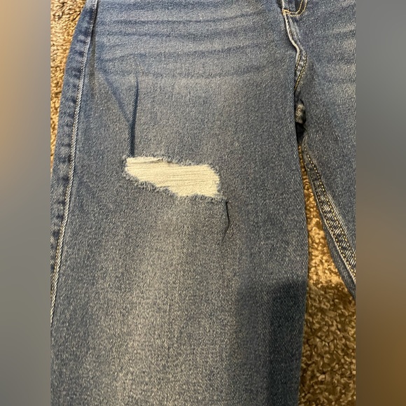 Hollister - Picture 5 of 7